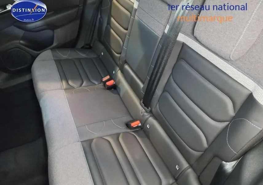 Vue rapprochée de la banquette arrière bi-matière cuir noir et tissu gris du Citroën C4 X 2023 côté droit.