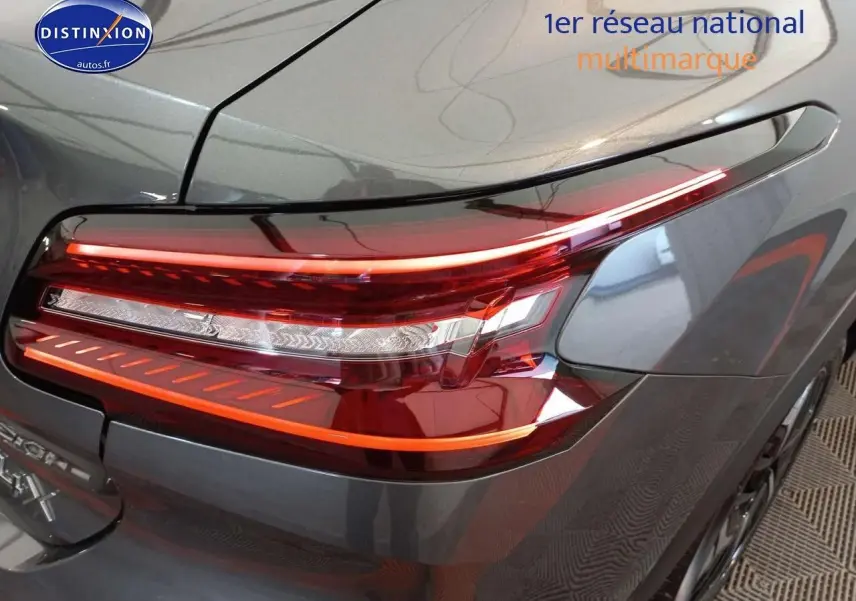 Gros plan sur le feu arrière droit rouge et blanc d'une Citroën C4 X gris platinium métal 2023.