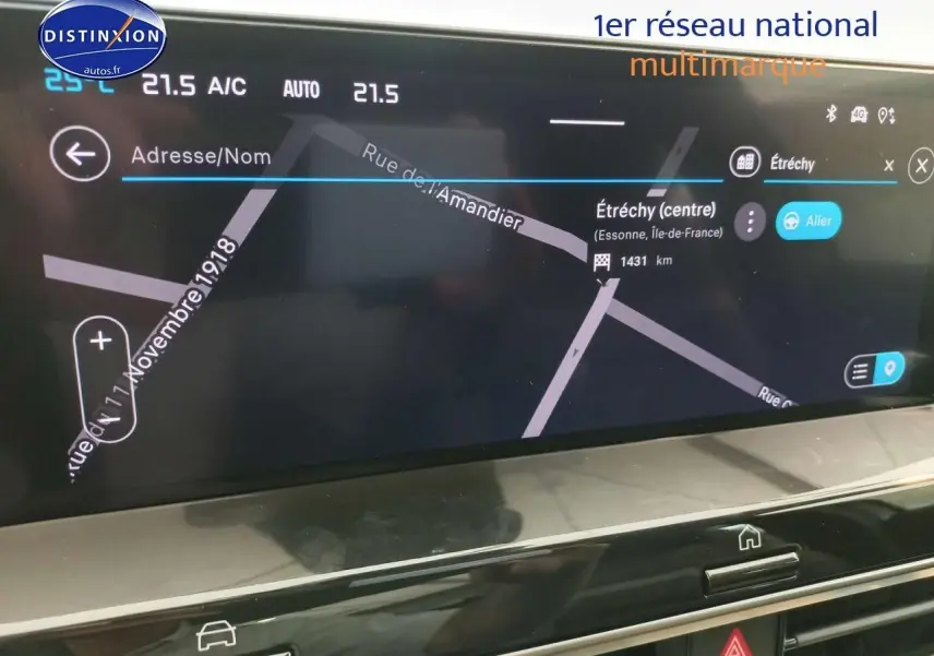 Écran tactile de navigation intérieure du Citroën C4 X 2023, affichant une carte et commandes climatisation.