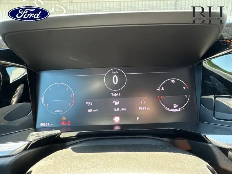 Tableau de bord numérique d'un Opel Grandland noir, affichant vitesse, consommation et température moteur.