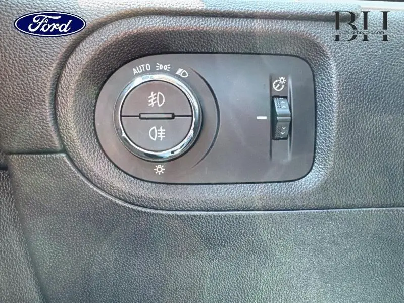 Commande des phares et réglage de luminosité sur tableau de bord noir d'un véhicule non identifié