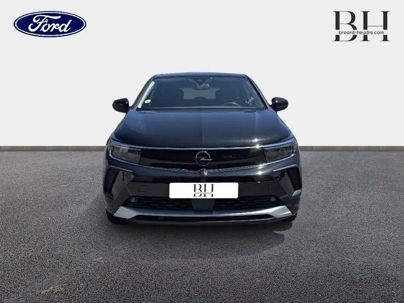 Vue de face d'un Opel Grandland noir diamant métallisé avec calandre noire et phares LED fins.