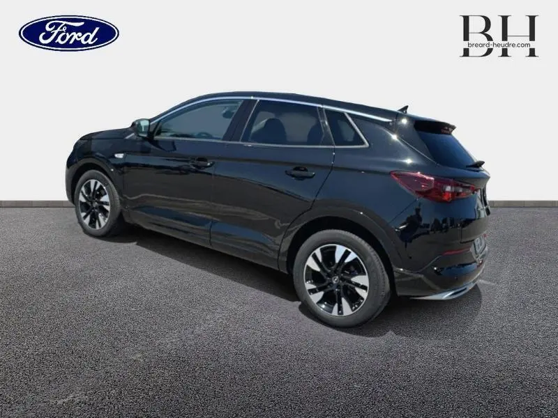 Opel Grandland 1.5 D 130ch Elegance Business noir diamant métallisé, vue 3/4 arrière côté gauche avec jantes bi-ton 18 pouces.