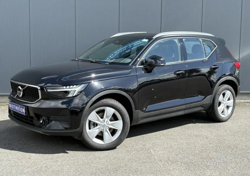 Volvo XC40 noir Onyx en 3/4 avant droit, mettant en valeur ses jantes alliage 18 pouces et sa calandre distinctive.