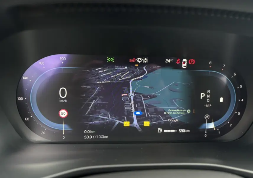 Combiné d'instruments digital du Volvo XC40 B3 MHEV 2024 affichant la navigation et les indicateurs de vitesse et carburant.
