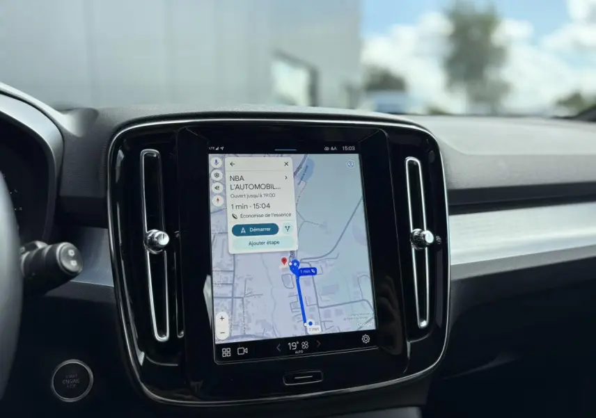 Écran tactile central affichant la navigation GPS dans l'habitacle noir du Volvo XC40 2024.