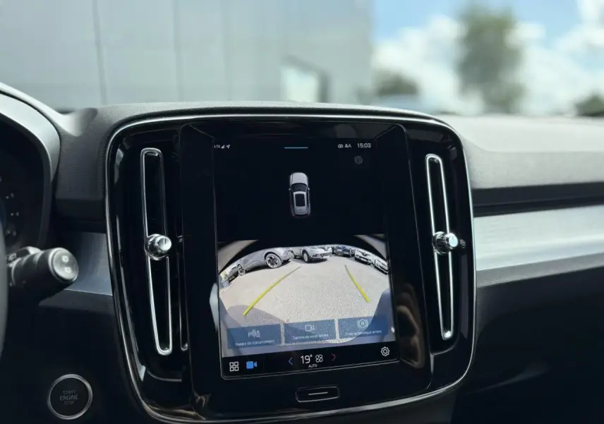 Écran tactile central affichant la caméra de recul dans l'habitacle du Volvo XC40 noir Onyx, vue de face.