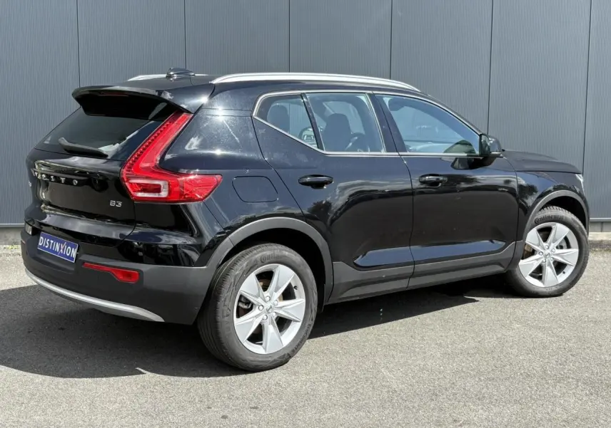Volvo XC40 noir Onyx vue 3/4 arrière droit, avec feux arrière en forme de L et jantes alliage 18 pouces.