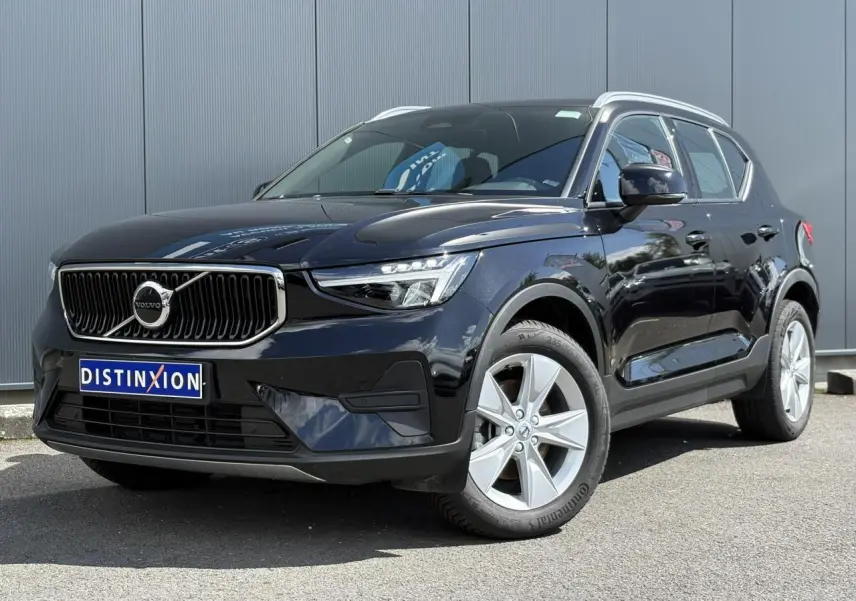 Volvo XC40 noir Onyx vue 3/4 avant droit, avec jantes alliage 18 pouces et calandre chromée distinctive.