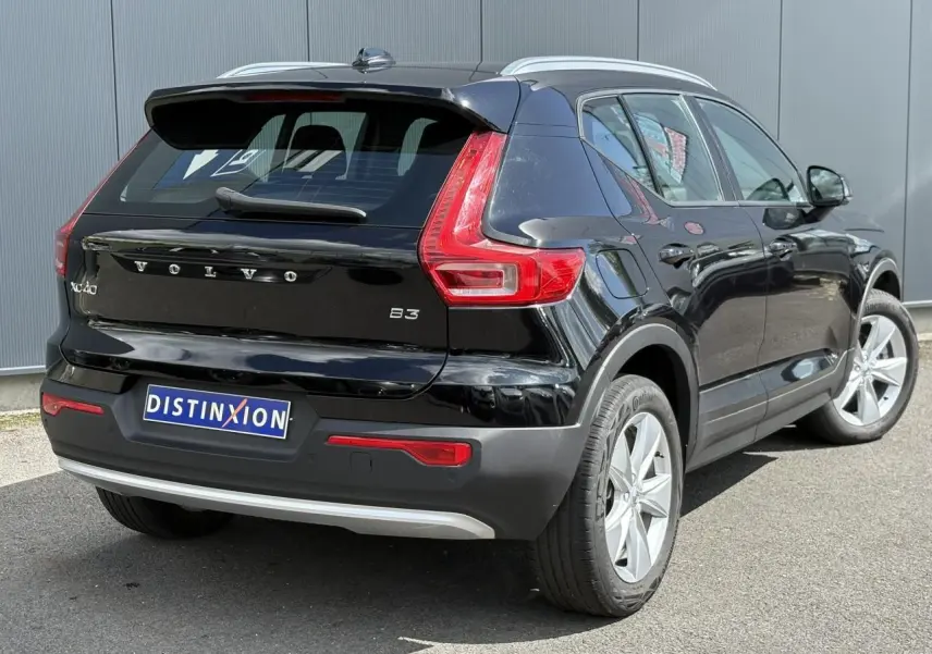 Vue 3/4 arrière droite du Volvo XC40 noir Onyx avec feux arrière LED et jantes alliage 18 pouces.