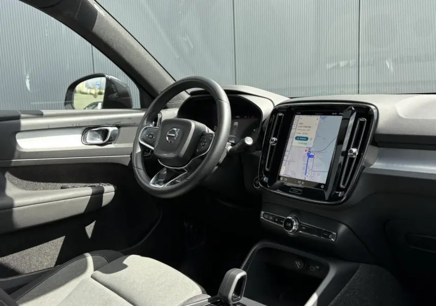 Intérieur du Volvo XC40 B3 MHEV 2024, vue côté gauche sur tableau de bord et écran tactile avec navigation.
