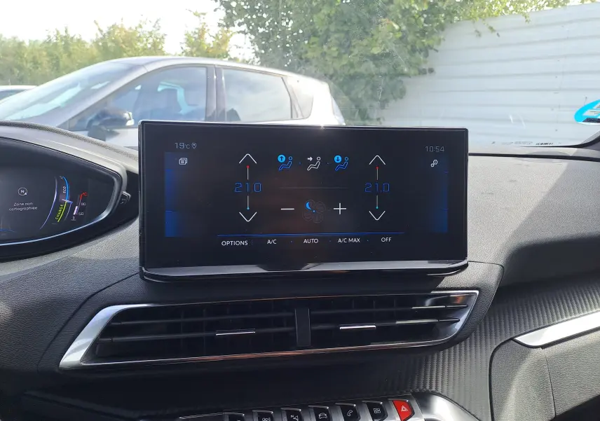 Écran tactile central affichant la climatisation à 21°C dans l'habitacle du Peugeot 3008 gris platinium 2024.