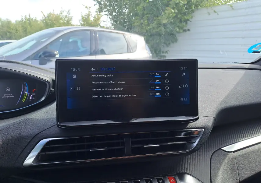 Écran tactile central du tableau de bord du Peugeot 3008 gris platinium 2024 affichant les réglages de sécurité.