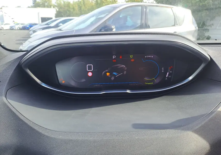 Tableau de bord numérique du Peugeot 3008 Hybrid 145 en gris platinium, affichant l'état hybride et la vitesse à zéro.