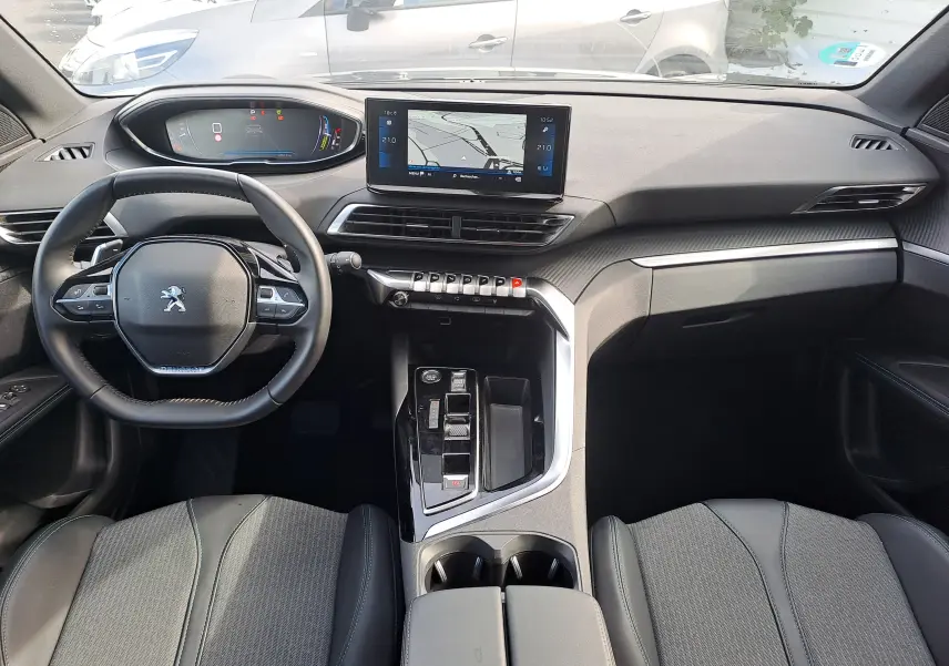 Vue intérieure avant du Peugeot 3008 Hybrid 145 Allure Pack 2024 avec tableau de bord numérique et écran central tactile.