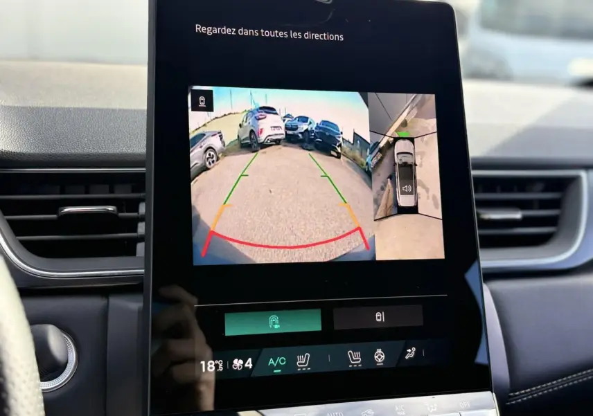 Écran central montrant la caméra 360° du Renault Symbioz gris Cassiopée, vue arrière et vue aérienne du stationnement.