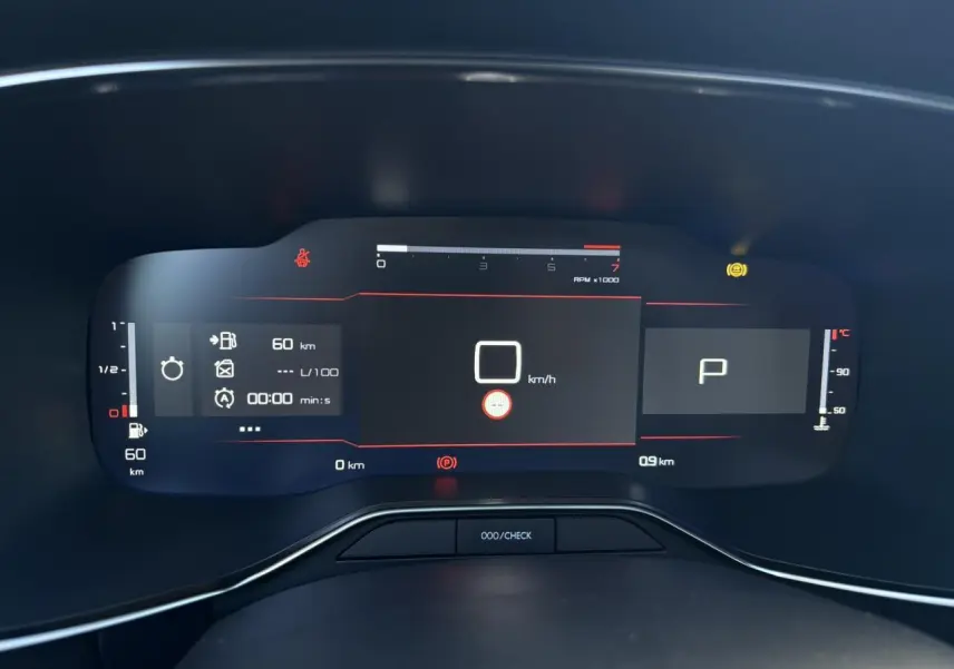 Affichage numérique du tableau de bord du Citroën C5 Aircross 2025, avec compte-tours et vitesse à 0 km/h.
