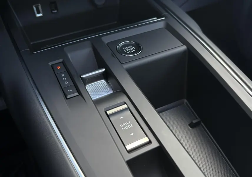 Gros plan sur la console centrale noire du Citroën C5 Aircross 2025 avec bouton start/stop et commande mode de conduite.