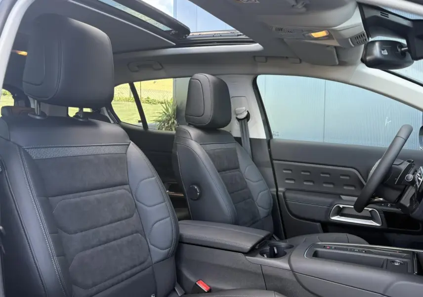 Intérieur avant du Citroën C5 Aircross gris Platinium, sièges Urban Black Alcantara noirs et toit ouvrant panoramique vitré.