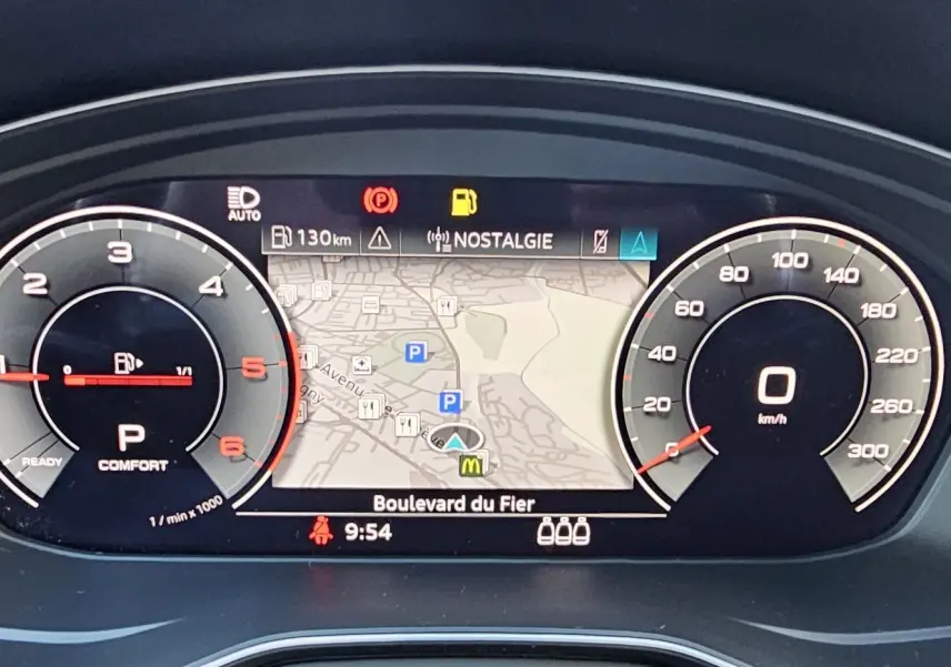 Tableau de bord numérique de l'Audi A5 Sportback 2022 avec compteur, navigation et affichage mode confort.