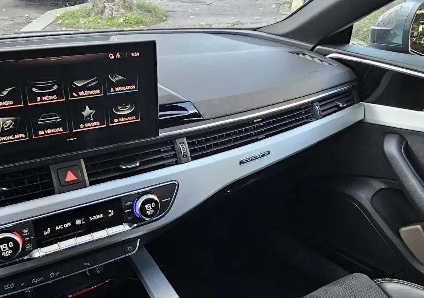 Intérieur de l’Audi A5 Sportback 2022 côté passager, tableau de bord moderne avec écran tactile et finition aluminium.