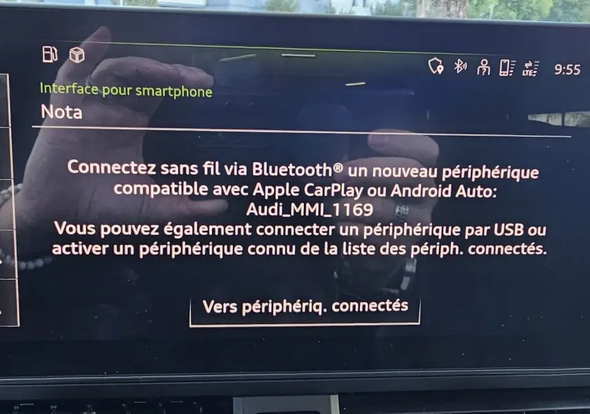 Écran central tactile de l'Audi A5 Sportback 2022 affichant l'interface de connexion smartphone Bluetooth en intérieur.
