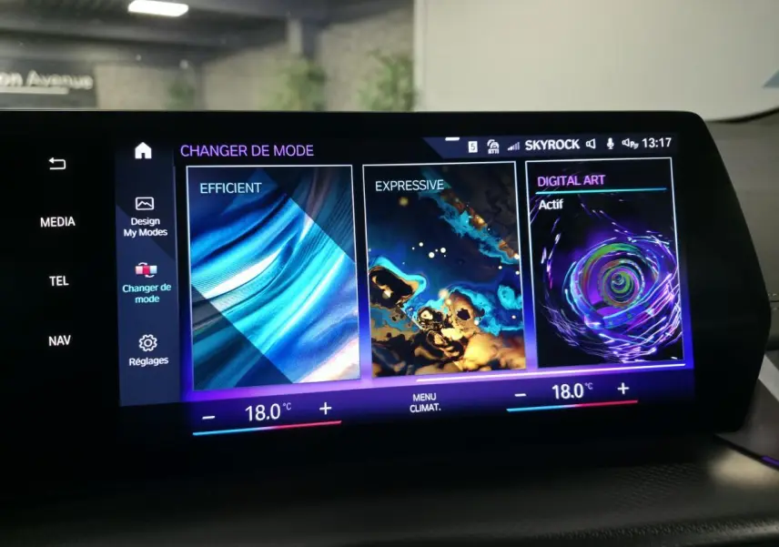 Écran tactile incurvé du tableau de bord de la BMW Série 2 218i Active Tourer gris, affichant les modes de conduite.