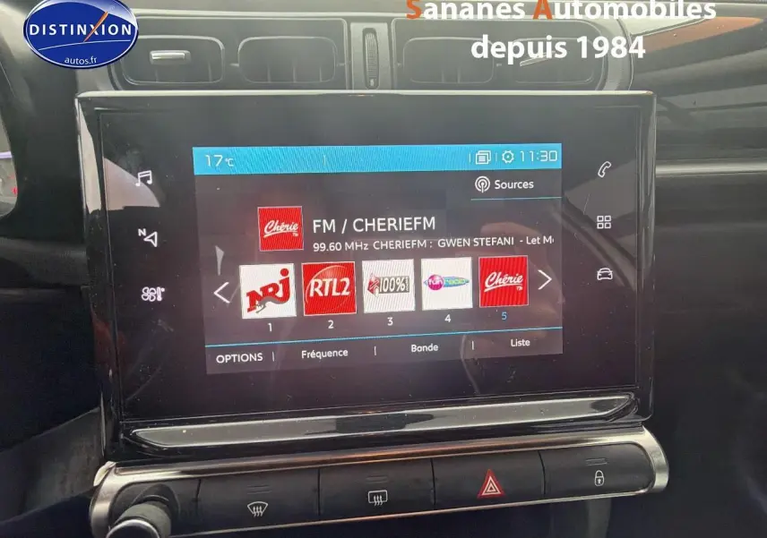Écran tactile central de la Citroën C3 1.2 PureTech 110 Feel Pack 2021 affichant les radios FM, intérieur noir.