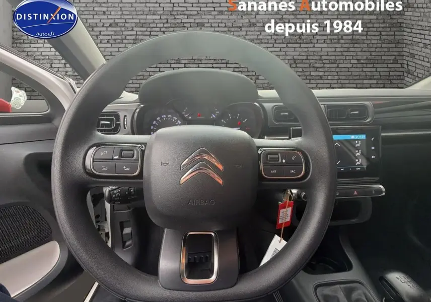 Vue centrée sur le volant Citroën C3 2021, tableau de bord et écran tactile avec commandes au volant visibles.