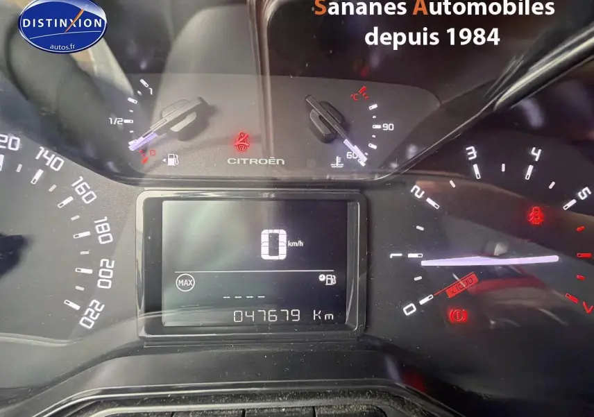 Tableau de bord de Citroën C3 2021 avec affichage digital et compteurs analogiques en vue frontale rapprochée.