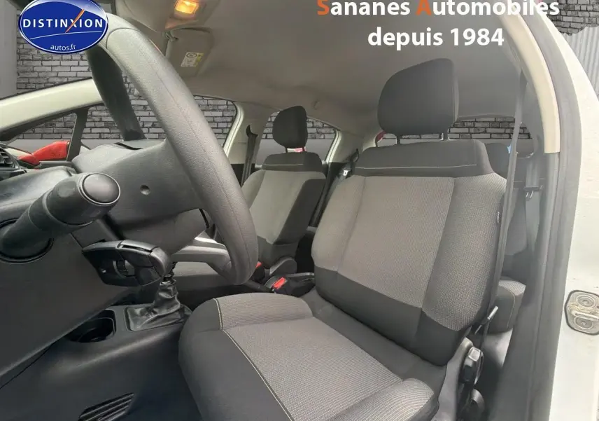 Intérieur de la Citroën C3 2021 blanc toit rouge, vue côté conducteur sur les sièges tissu Mica Grey et volant.