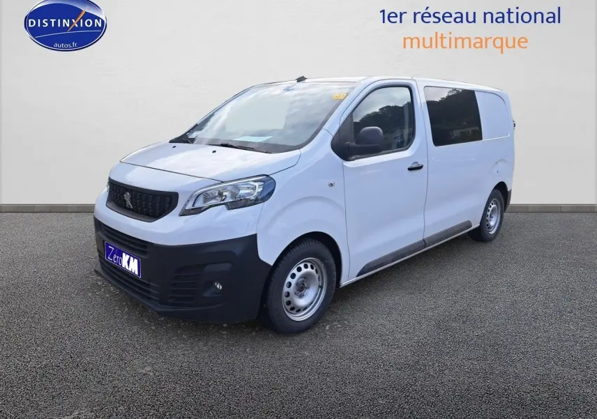 Peugeot Expert Cabine Approfondie blanc Kaolin vu en 3/4 avant droit, avec pare-chocs noir et jantes acier simples.