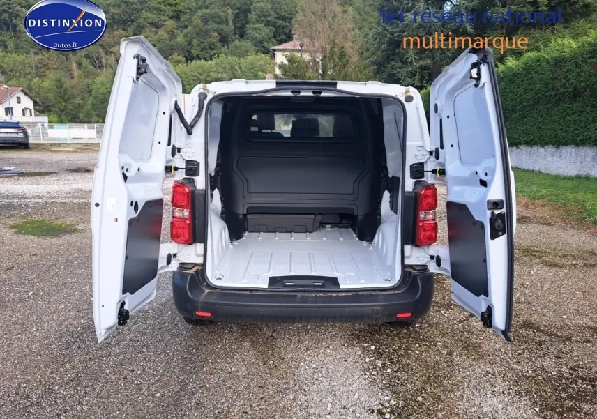 Vue arrière du Peugeot Expert Cabine Approfondie blanc Kaolin 2023 avec portes ouvertes montrant l'espace de chargement vide.