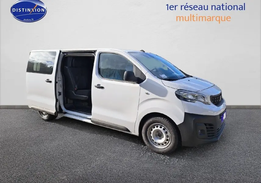 Vue 3/4 avant droit d’un Peugeot Expert blanc Kaolin avec porte coulissante ouverte côté gauche montrant l’habitacle.