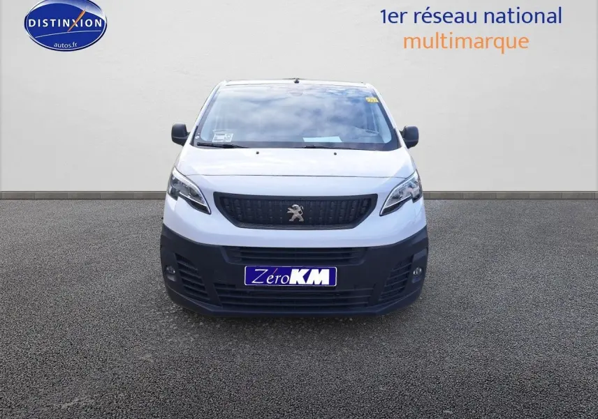 Vue de face d'un Peugeot Expert cabine approfondie blanc Kaolin avec calandre noire et pare-chocs foncé sur sol gris.
