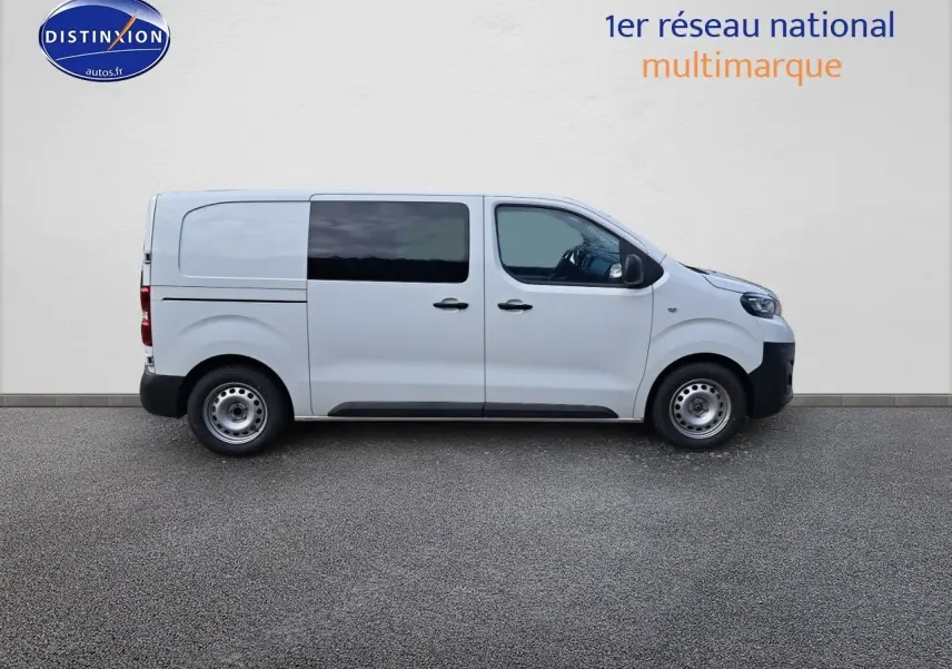 Profil droit d'un Peugeot Expert Blanc Kaolin 2023, version Standard 2.0 BlueHDi 140ch Confort+ utilitaire.