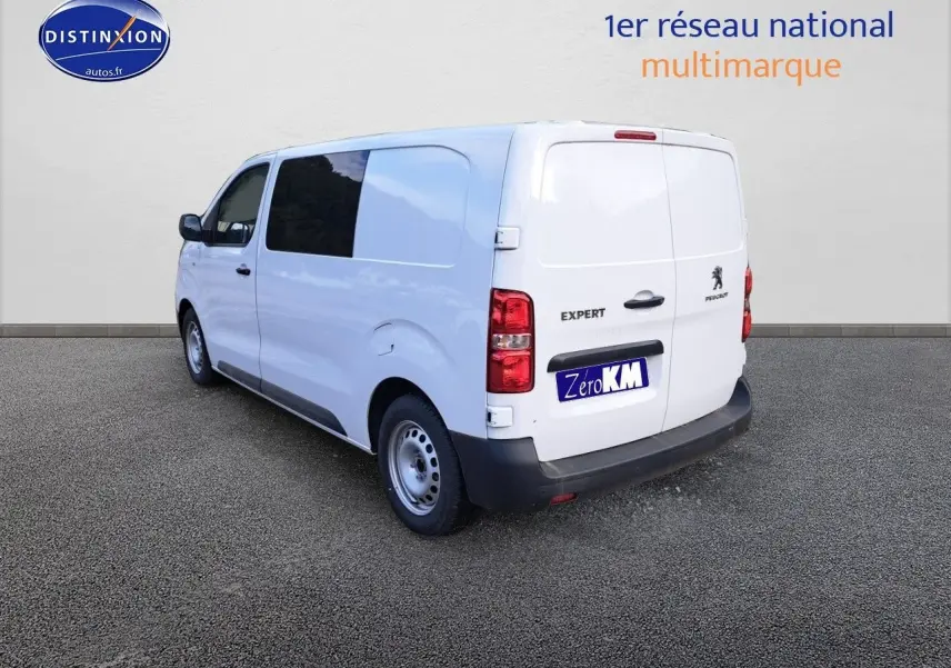 Vue 3/4 arrière droite d'un Peugeot Expert blanc Kaolin, fourgon utilitaire avec vitres latérales teintées.