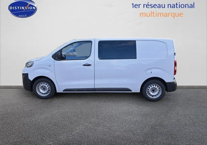 Profil droit du Peugeot Expert Cabine Approfondie blanc Kaolin, version confort+ 2023, avec vitres teintées arrière.