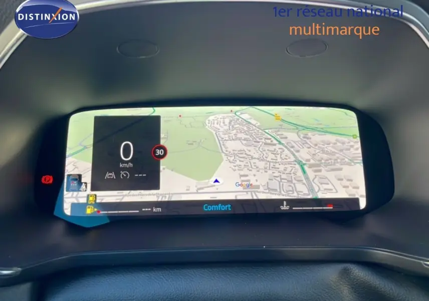 Affichage numérique du tableau de bord du Renault Captur 2025, montrant la navigation GPS et la vitesse à 0 km/h.