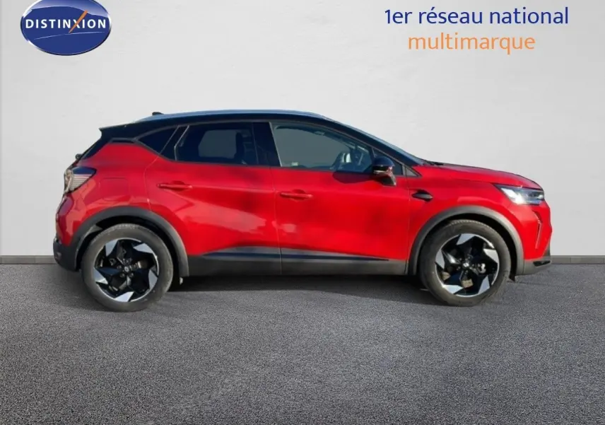 Profil droit d'un Renault Captur 1.0 ECO-G 100ch Techno rouge Désir métal avec toit noir, roues noires distinctives.