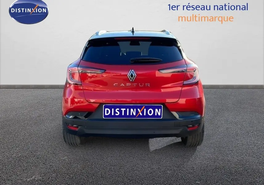 Vue arrière d'un Renault Captur 2025 rouge Désir métal avec toit noir, affichant ses feux LED et logo distinctif.