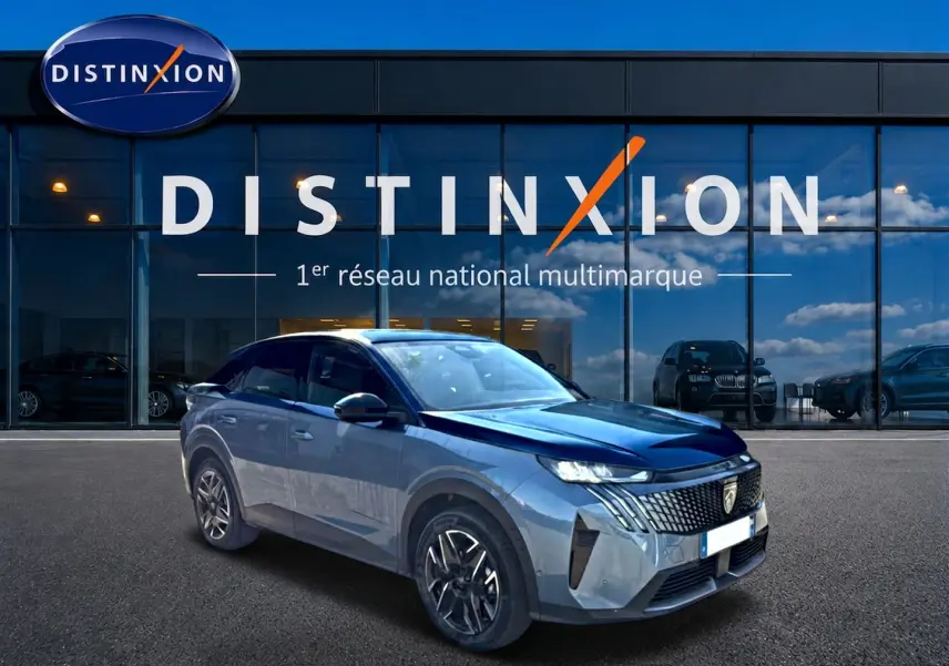 Peugeot 3008 bleu 3/4 avant droit, avec calandre distinctive et jantes alliage devant showroom Distinxion.