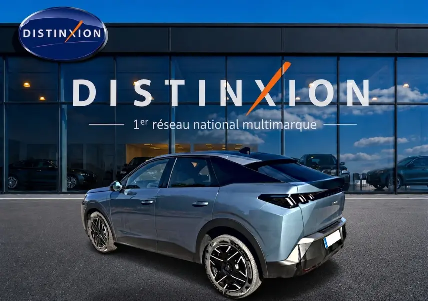 Peugeot 3008 bleu 3/4 arrière droit, jantes alu noires, stationné devant vitrine Distinxion.