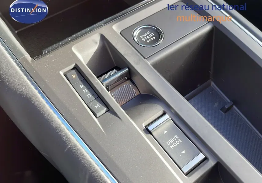 Gros plan sur la console centrale du Citroën C5 Aircross bleu Eclipse Metal, montrant les commandes de boîte auto et le bouton start/stop.
