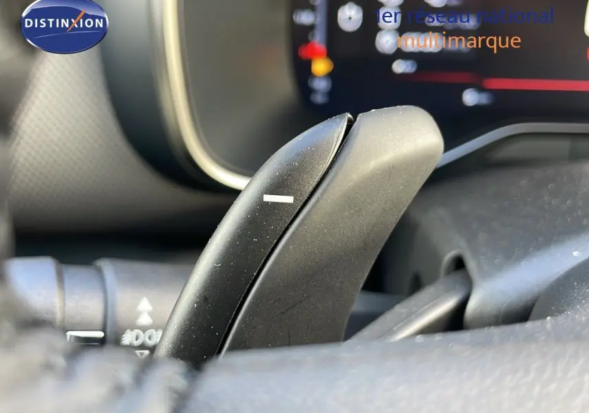 Gros plan sur la palette de changement de vitesse à droite du volant du Citroën C5 Aircross bleu Eclipse Metal 2025.