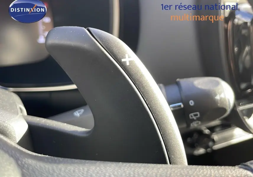 Gros plan sur la palette de changement de vitesse droite du Citroën C5 Aircross bleu Eclipse Metal, intérieur noir.