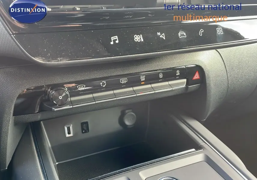 Détail de la console centrale du Citroën C5 Aircross 2025, montrant les commandes de climatisation et les ports USB.