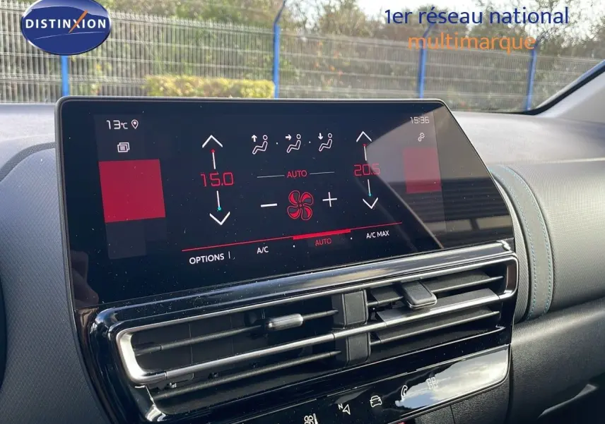 Écran tactile de la climatisation du Citroën C5 Aircross 2025, intérieur avec surpiqûres bleues visibles.