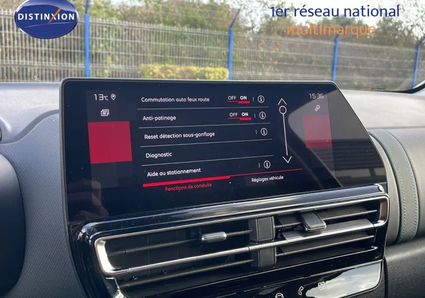 Écran tactile central affichant les réglages d’aide à la conduite dans le tableau de bord du Citroën C5 Aircross 2025.