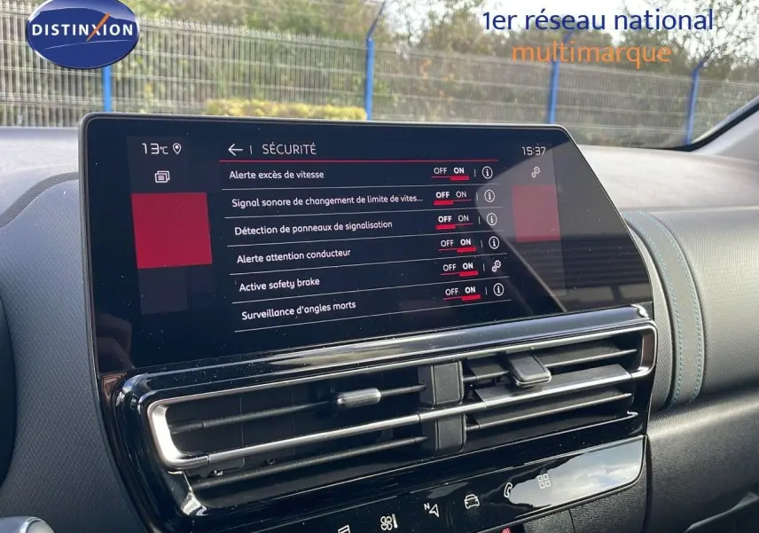 Écran tactile central du tableau de bord du Citroën C5 Aircross 2025, affichant les options de sécurité.